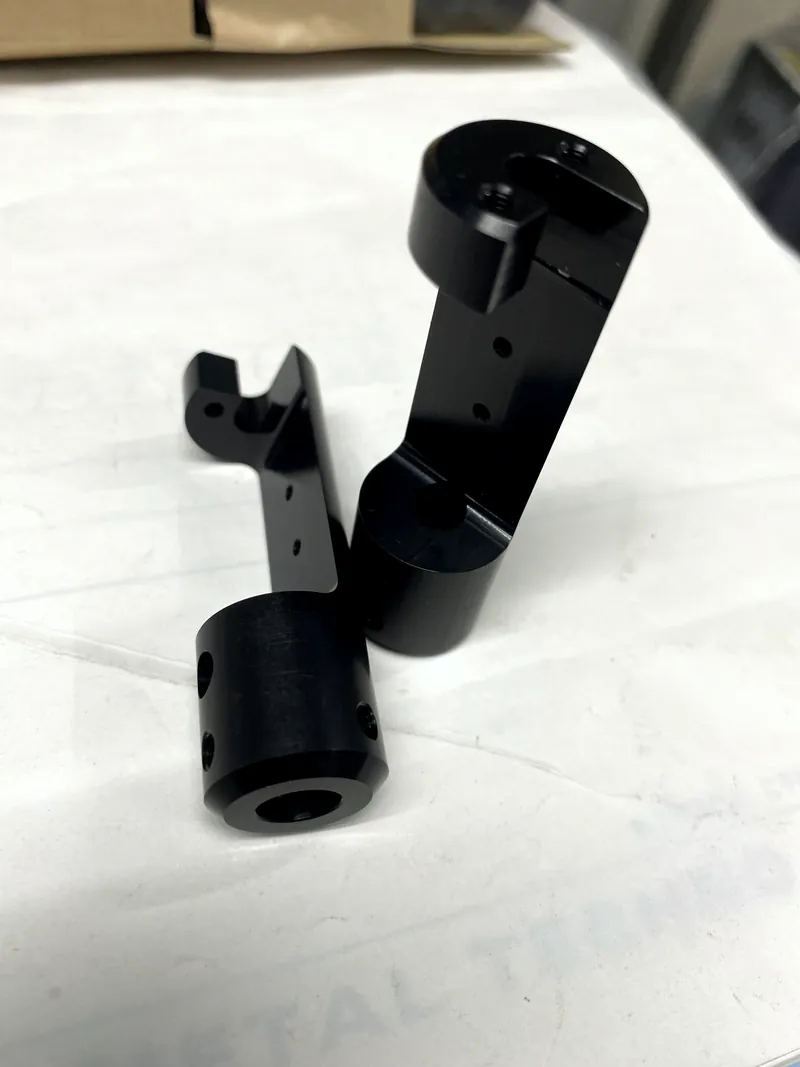 黒染めの小物クランプ部品