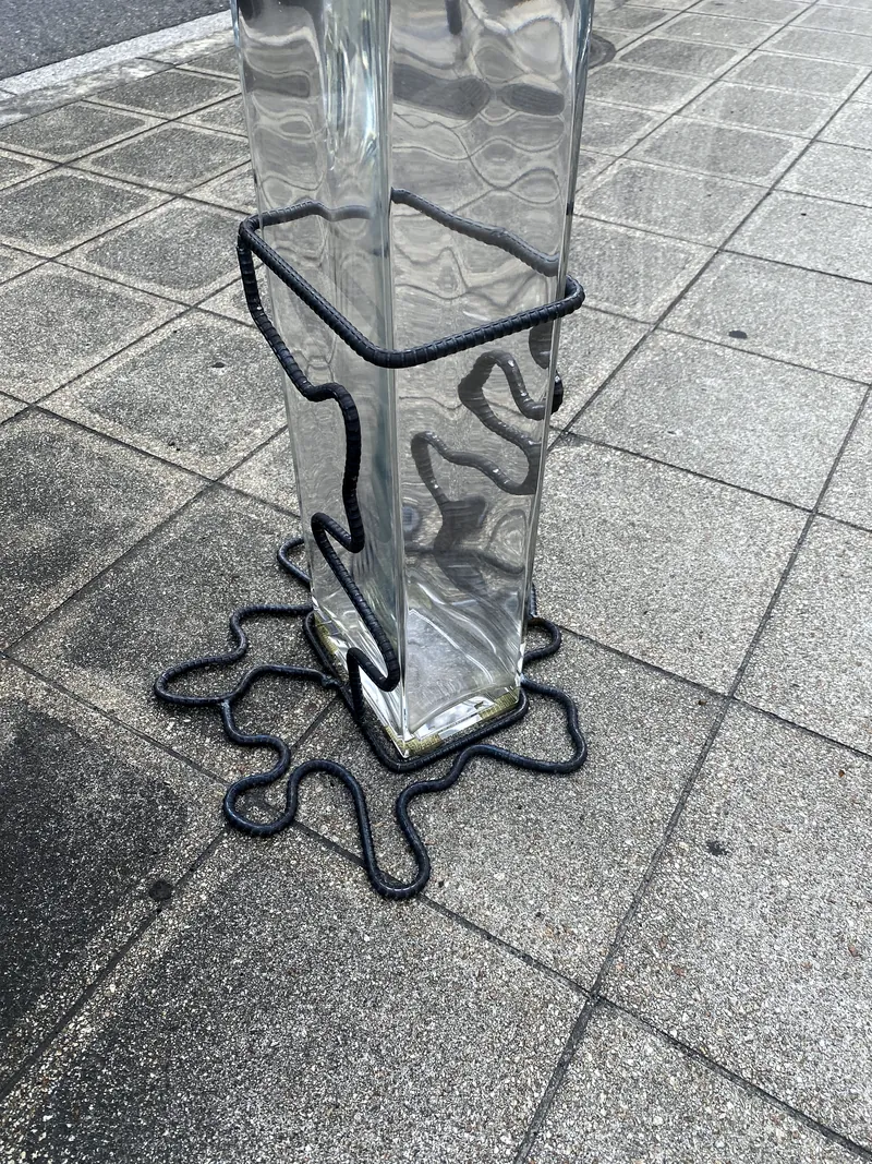 ガラス柱と鉄のベース（屋外什器）